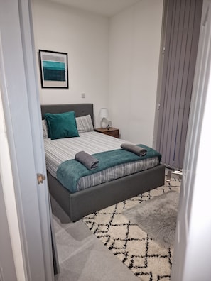 1 habitación, tabla de planchar con plancha, wifi gratis y ropa de cama