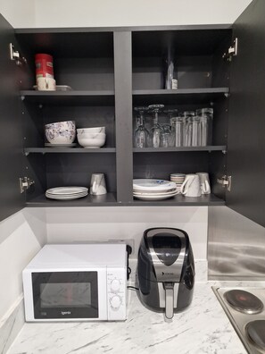 Refrigerador, microondas, horno y parrilla de estufa