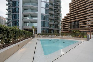 Una piscina al aire libre