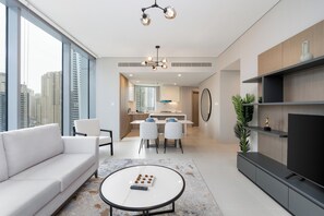 Appartement luxueux, 2 chambres, balcon, vue sur la marina | Aire de séjour