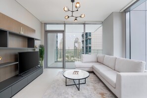Departamento de lujo, 2 habitaciones, balcón, vista a la marina | Área de sala de estar