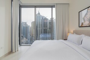 Luxury Apartment, 2 Bedrooms, Balcony, Marina View | Iron/ironing board, free WiFi