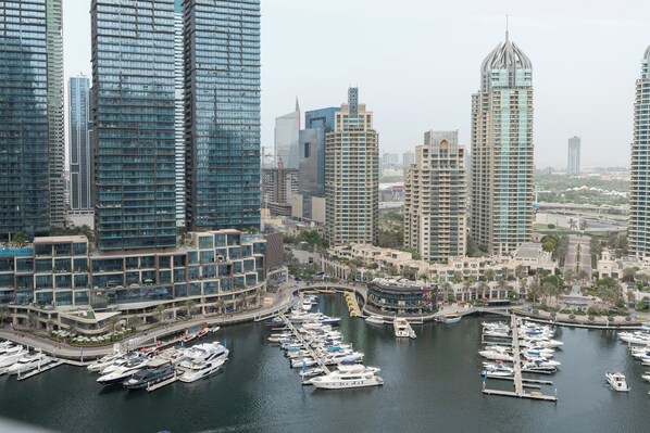 Appartement luxueux, 2 chambres, balcon, vue sur la marina | Vue du balcon