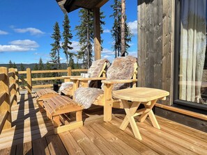 Cabin, 3 Bedrooms, Balcony, Mountain View | Living area