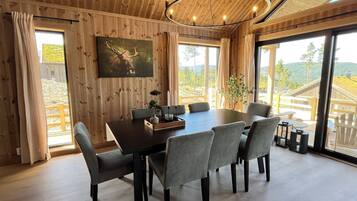 Cabin, 3 Bedrooms, Balcony, Mountain View | Dining room