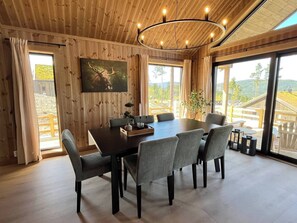 Ferienhütte, 3 Schlafzimmer, Balkon, Bergblick | Esszimmer
