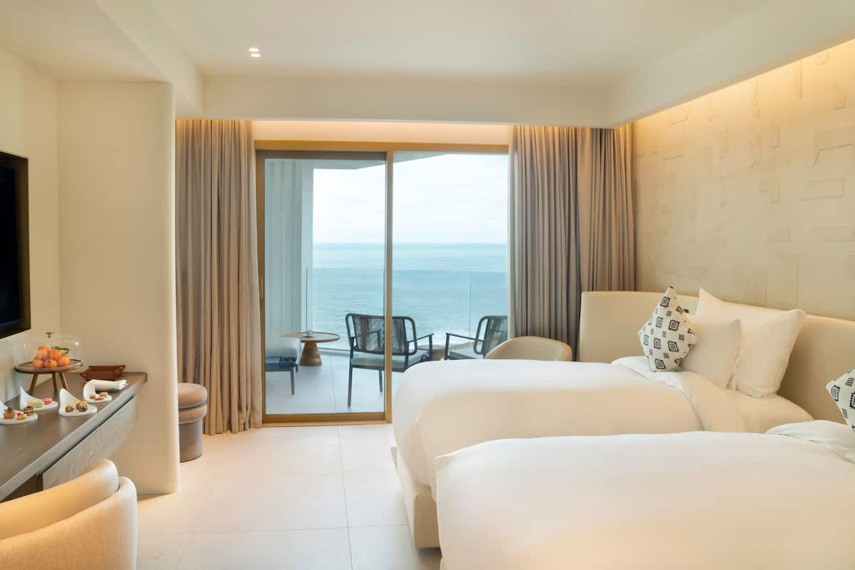 Deluxe Twin kamer, uitzicht op zee | Luxe beddengoed, een minibar, een bureau, een laptopwerkplek