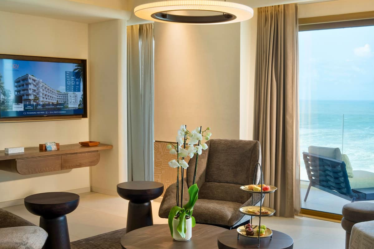 Presidentiële suite, uitzicht op zee | Luxe beddengoed, een minibar, een bureau, een laptopwerkplek
