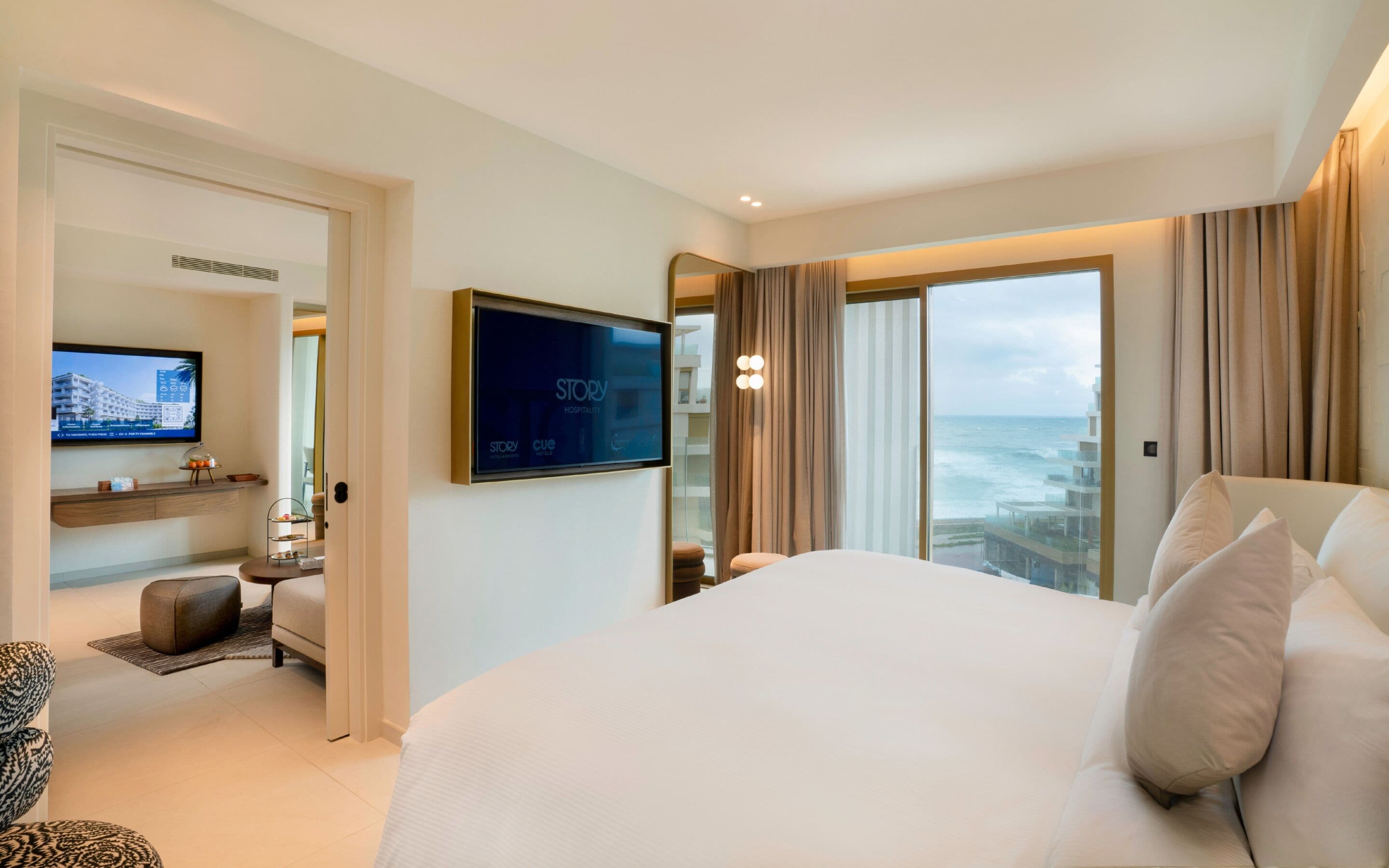 Suite, 1 slaapkamer, uitzicht op zee | Luxe beddengoed, een minibar, een bureau, een laptopwerkplek