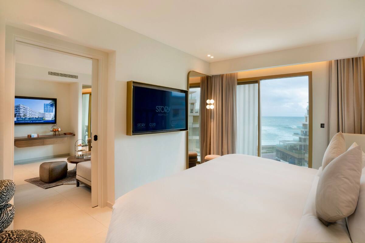 Executive Suite Ocean View | 高档床上用品、迷你吧、办公桌、笔记本电脑工作区