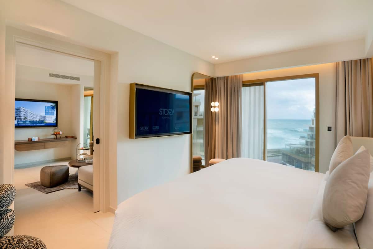 Suite, 1 slaapkamer, uitzicht op zee | Luxe beddengoed, een minibar, een bureau, een laptopwerkplek