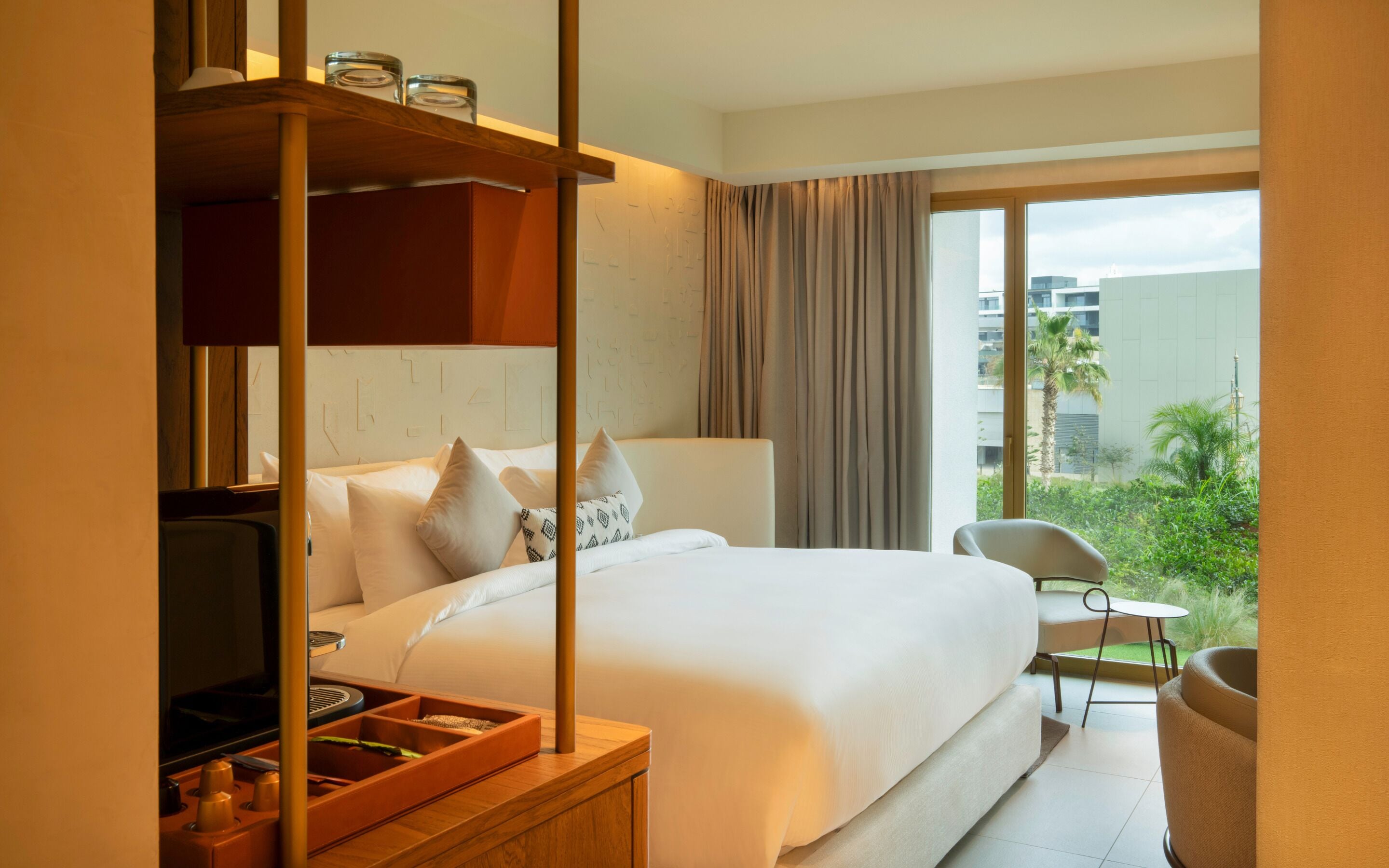 Standaard kamer, 1 kingsize bed | Luxe beddengoed, een minibar, een bureau, een laptopwerkplek