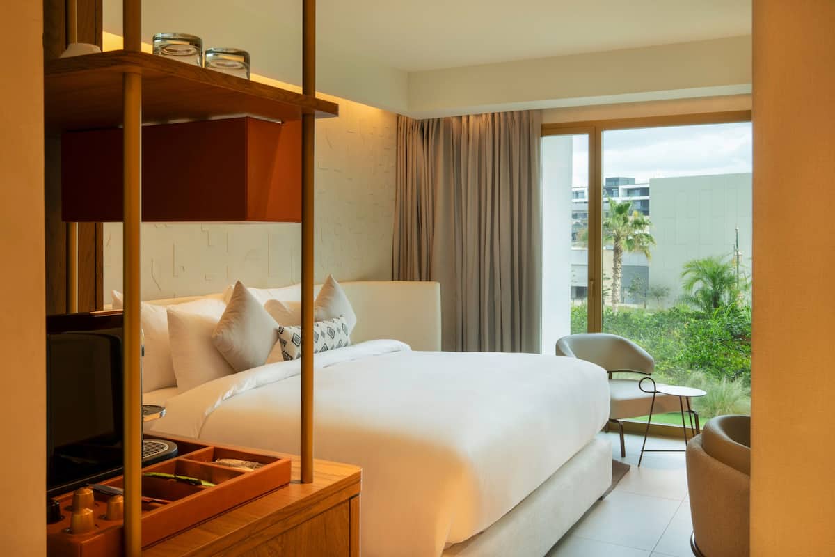 Standaard kamer, 1 kingsize bed | Luxe beddengoed, een minibar, een bureau, een laptopwerkplek