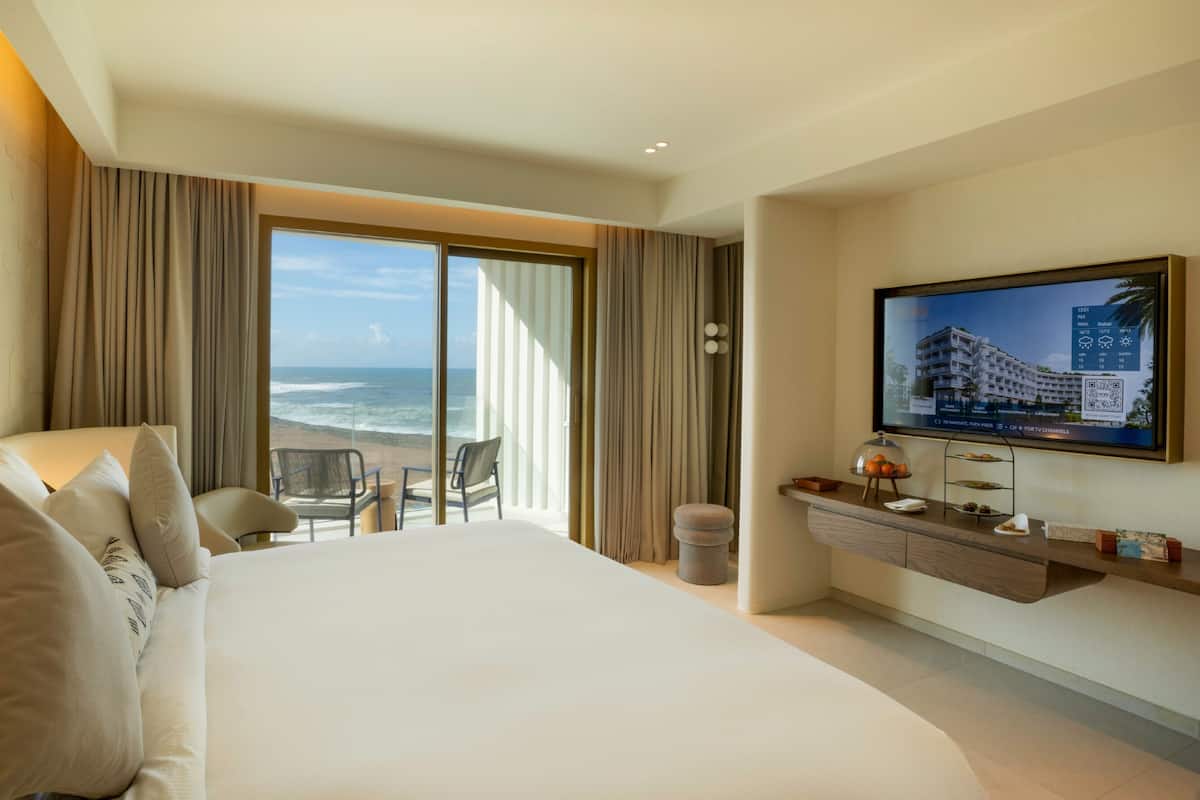 Deluxe kamer, 1 kingsize bed, uitzicht op zee | Luxe beddengoed, een minibar, een bureau, een laptopwerkplek