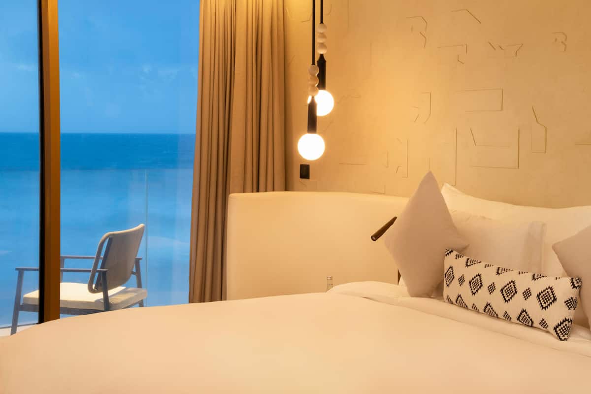 Premium kamer, 1 kingsize bed, uitzicht op zee | Luxe beddengoed, een minibar, een bureau, een laptopwerkplek