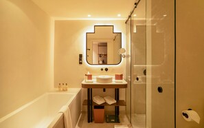 Junior Suite, Ocean View | Bathroom | Bathtub, free toiletries, hair dryer, slippers - STORY Le Carrousel Rabat (Rabat)