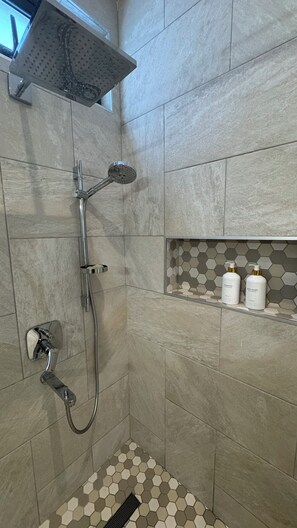 Dusche, Haartrockner, Bidet, Handtücher