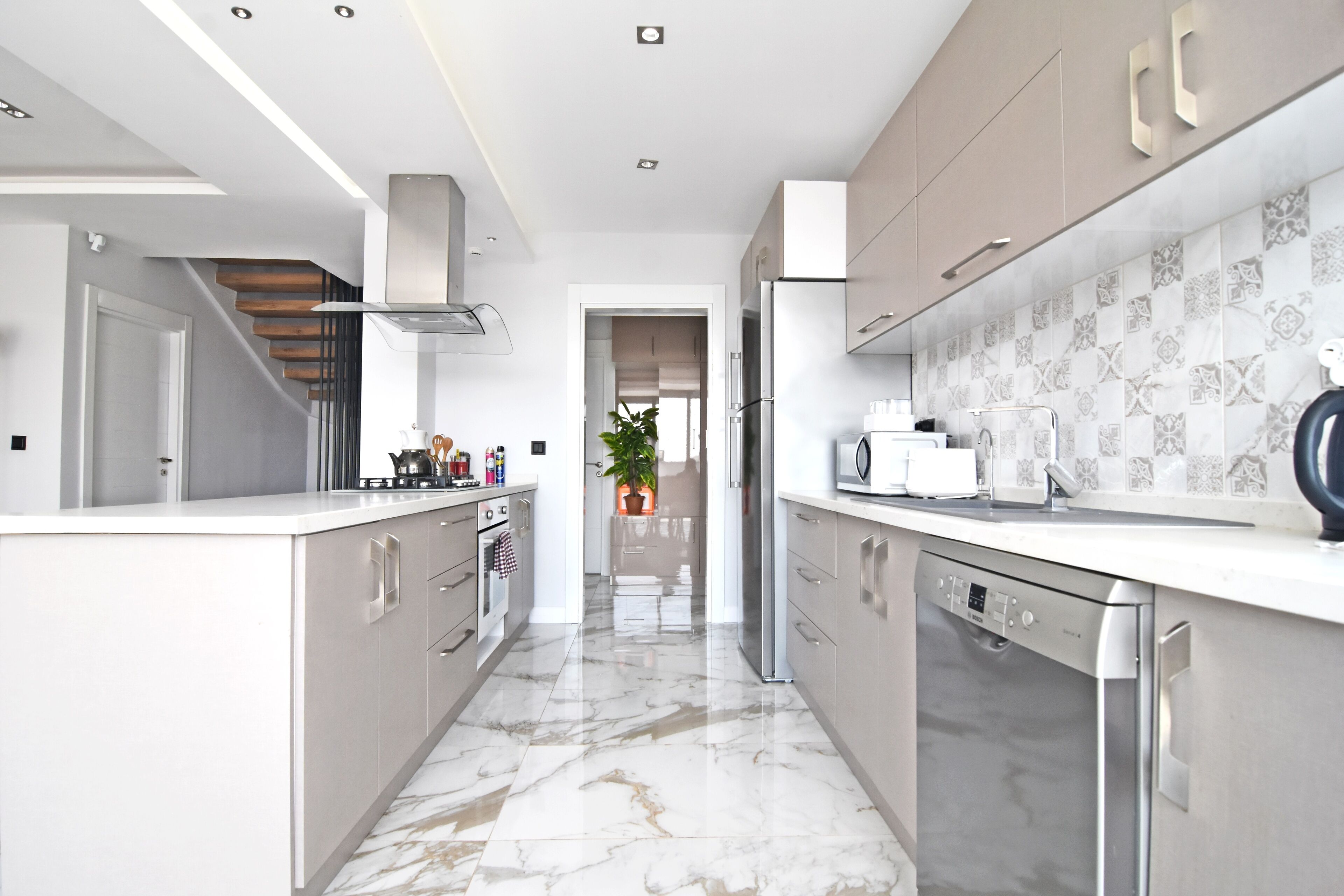 Jääkaappi, mikroaaltouuni, uuni, liesi