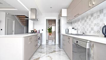 Kylskåp, mikrovågsugn, ugn och spishäll