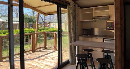 Riveu corse dans un parc tranquille Ă 600 m d une magnifique plage