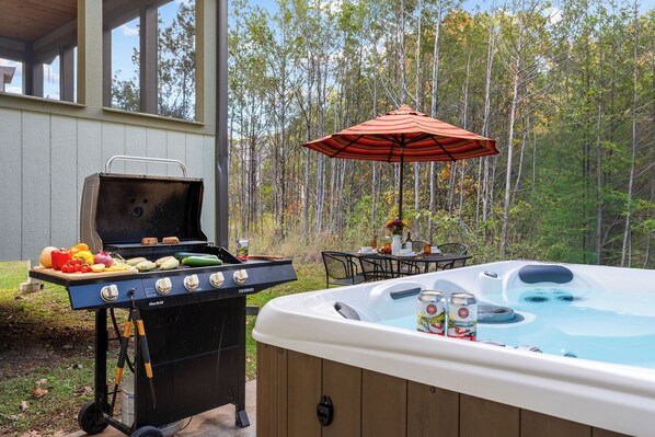 Outdoor dining - Deep Forest Lodge Community pool Game Room (Hollister)