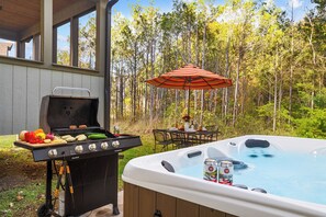 Outdoor spa tub - Deep Forest Lodge Community pool Game Room (Hollister)