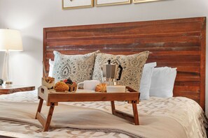 6 bedrooms, iron/ironing board, WiFi, bed sheets