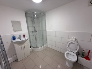 Ducha, secador de pelo, toallas, jabón