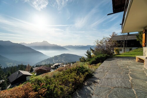 Ce magnifique chalet est situé en haut de la route des chaux à Gryon, et en conséquence, jouit d'une