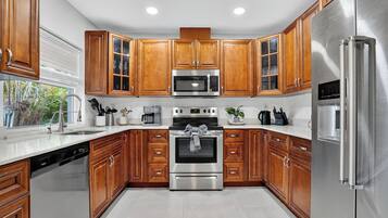 Køleskab, mikrobølgeovn, ovn, kogeplade