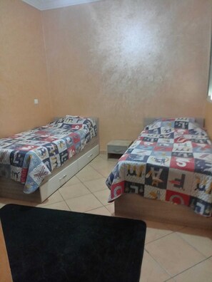 Iron/ironing board, bed sheets