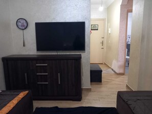 Iron/ironing board, bed sheets