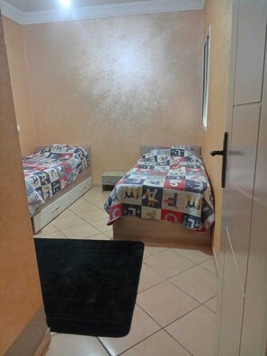 Iron/ironing board, bed sheets