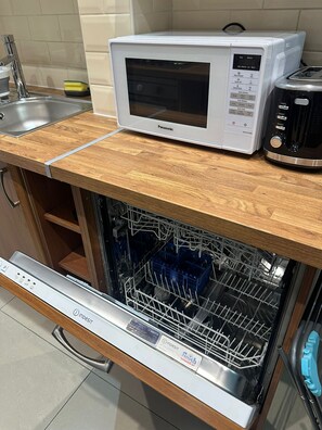 Mikroaaltouuni, uuni, liesi, astianpesukone