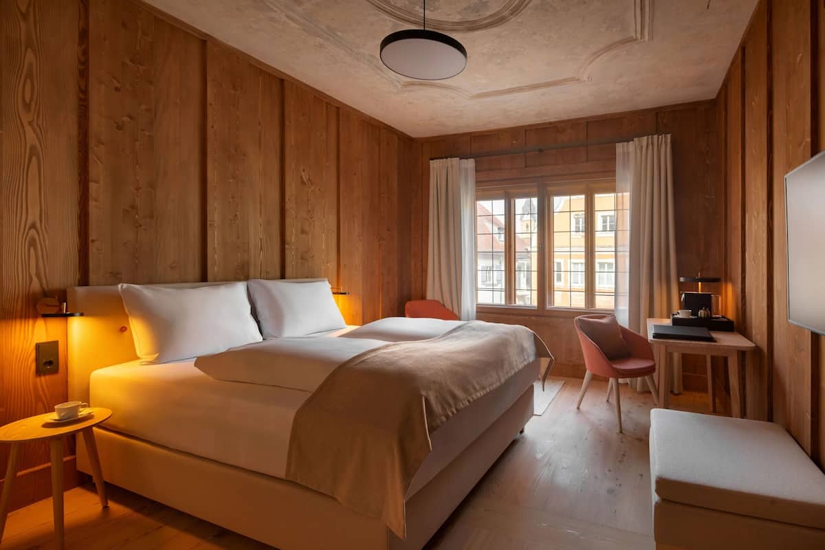 In-room safe, blackout drapes, soundproofing