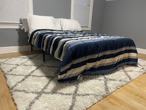3 slaapkamers, een strijkplank/strijkijzer, gratis wifi, beddengoed