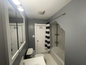 Hair dryer, towels, soap, shampoo - Enjoyable and Spacious 3 bedroom apartment in Springfield (Springfield)