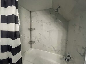 Sèche-cheveux, serviettes fournies, savon, shampoing