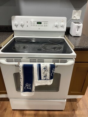 Een koelkast, een magnetron, een oven, een kookplaat