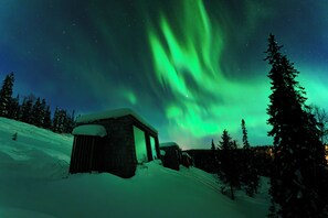 A snow-covered cabin with a view of the northern lights. - Lights of Lapland (Posio)