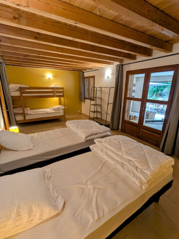 5 chambres, fer et planche à repasser, draps fournis