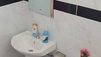 Dusche, Handtücher, Seife, Toilettenpapier