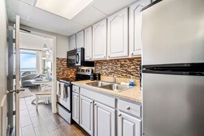 Private kitchen - Cozy 1-bedroom condo in amazing Myrtle Beach with AC (Myrtle Beach)