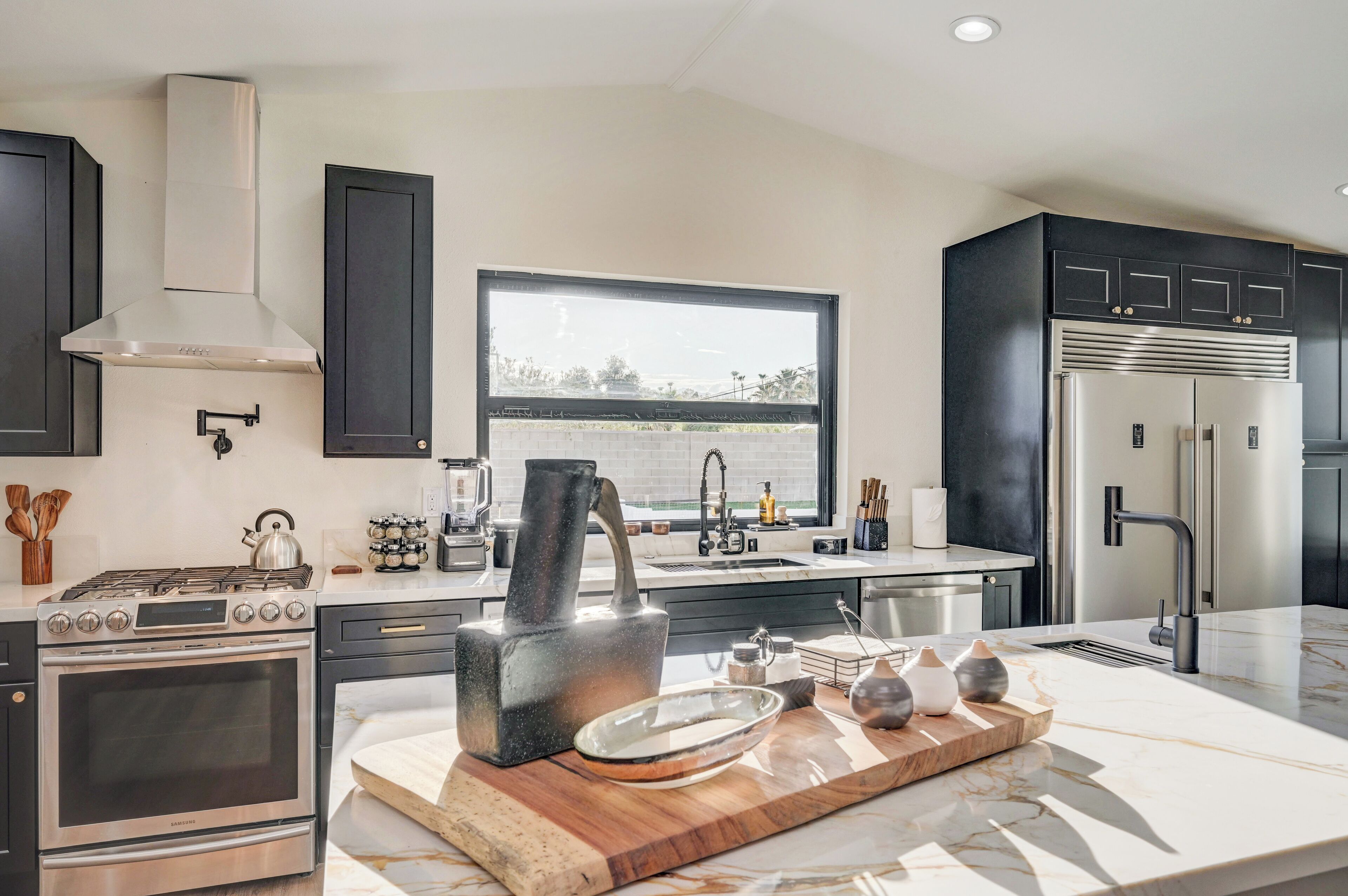 Een koelkast, een magnetron, een oven, een kookplaat