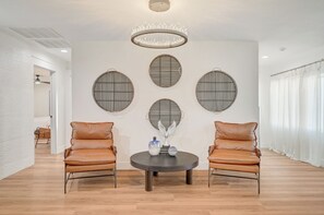 Interior - Luxury Poolside Cabana Retreat - Spa-Casita-GlowPits-MiniGolf-BBQ (Las Vegas)