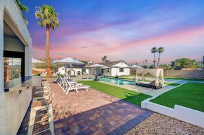 Outdoor dining - Luxury Poolside Cabana Retreat - Spa-Casita-GlowPits-MiniGolf-BBQ (Las Vegas)