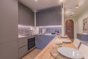 Fridge, oven, dishwasher, coffee/tea maker