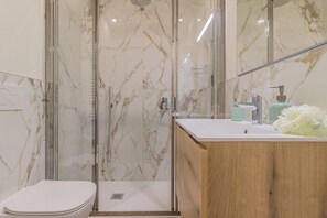 Regadera, secadora de cabello, bidet, toallas 