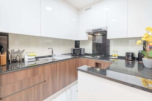 Fridge, microwave, oven, stovetop - StayShort - Business Bay Studio for 2 close to Burj Khalifa! (Business Bay)