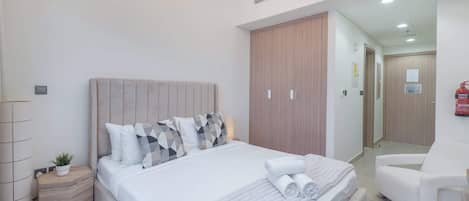 Iron/ironing board, WiFi, bed sheets